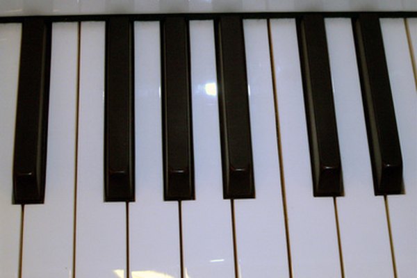 La teclas del piano son más fáciles de aprender con etiquetas que indiquen las notas.