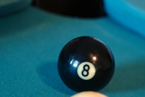 En el pool de 15 bolas, los jugadores tiran uno a la vez, tratando de entronar una bola en cada turno.