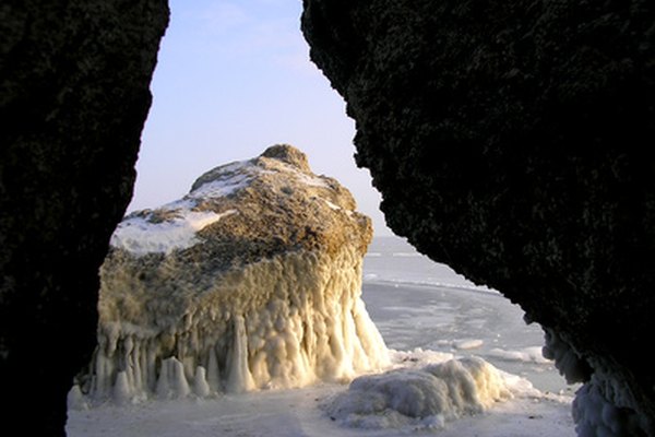 El agua congelada atrapada en las rocas las rompe.
