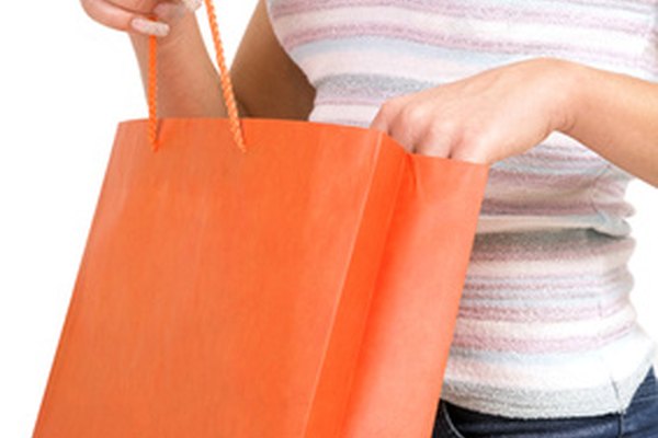 shopping image by Tomasz Wojnarowicz from Fotolia.com Las características de los mercados de consumo pueden incluir características demográficas como la edad y los ingresos.