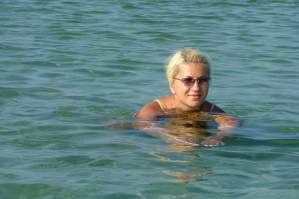 Nadar en el Mar Muerto es muy bueno para la salud, ya que tiene muchas sales y minerales.