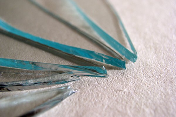 Convierte los vidrios rotos en joyería hecha a mano.