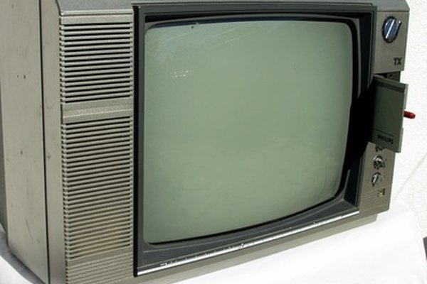 Un rectificador de selenio, que se encuentra comúnmente en los televisores hasta la década de 1980, convierte la corriente.