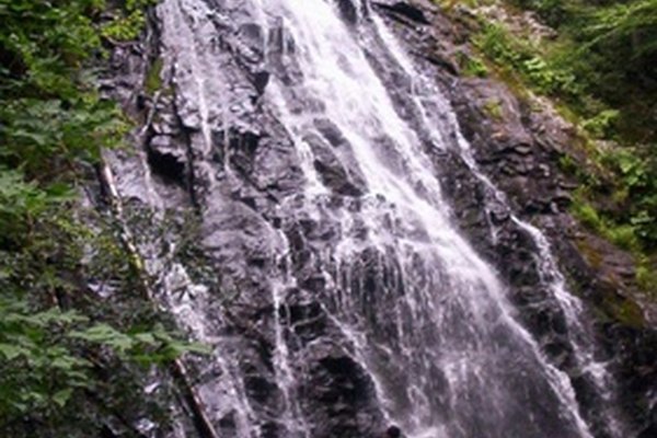 Construye tu propia cascada interna para cualquier ocasión usando celofán azul y unos pocos insumos.