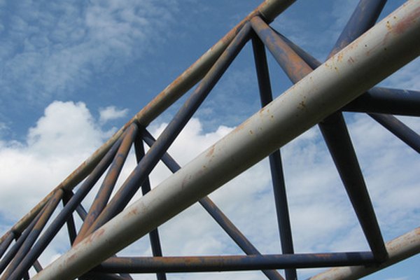 Una construcción de acero negro puede ensamblarse rápidamente.