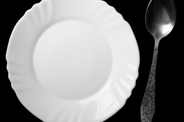 Evita el uso de platos que tienen patrones con bordes que pueden crear espacios de aire entre los dos platos.