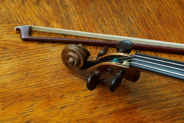 Punta del arco de un violín con un trozo de éste.