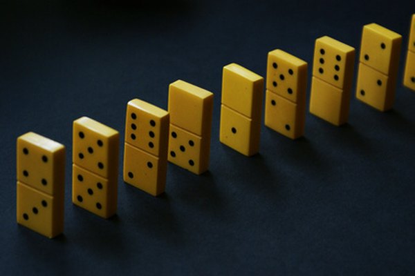 El dominó es un juego de fichas que usa piezas rectangulares con dos números (representados por puntos) en cada lado.