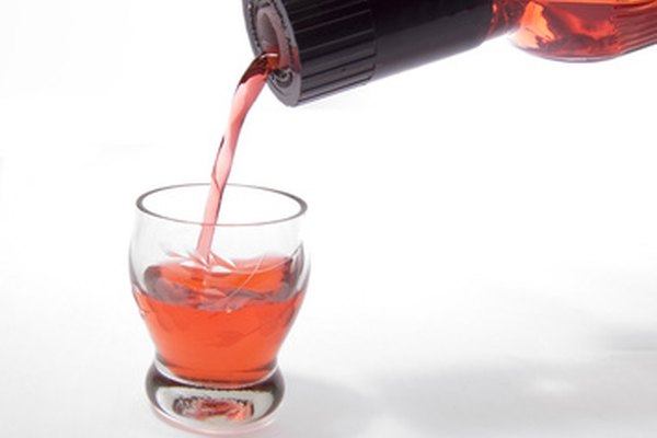 Bottle with alcohol and wine-glasses image by Oleg Guryanov from Fotolia.com Antes de que puedas vender alcohol debes conseguir una licencia de la agencia de control de bebidas de tu estado.