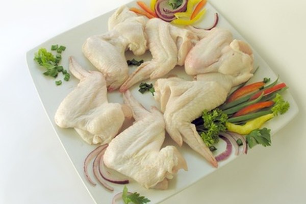 Es importante cocinar el pollo hasta que esté bien cocido para evitar enfermedades.