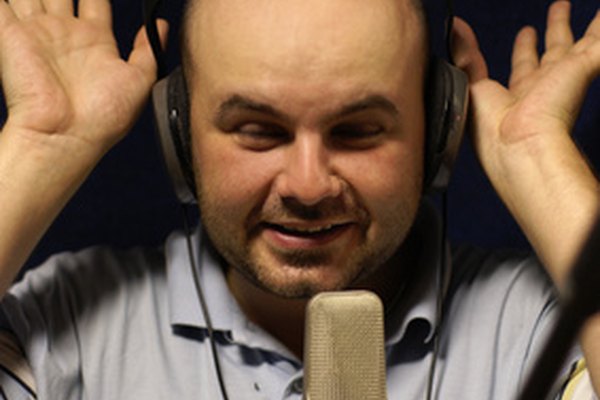 Los locutores de radio difunden noticias y anuncios en las ondas.