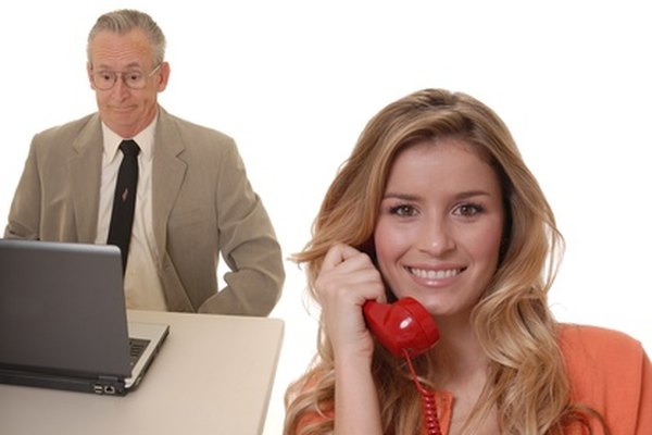 business team 10 image by Paul Moore from Fotolia.com El fortalecimiento de los empleados incentiva a la solución de problemas y a la toma de decisiones con poca supervisión del gerente.