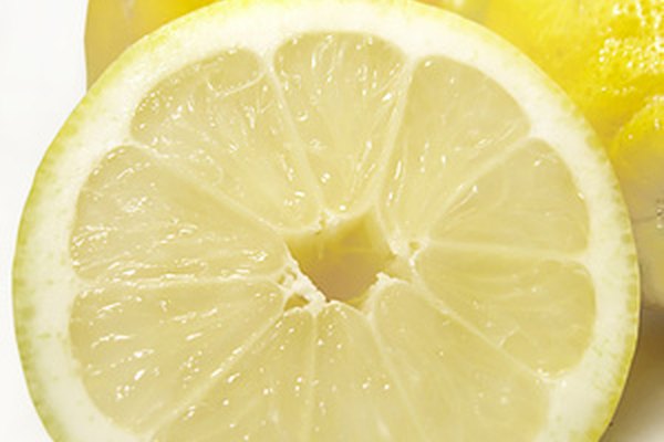El limón contiene ácido cítrico.