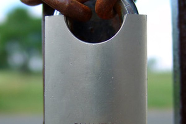 lock image by stoffies from Fotolia.com La protección de los activos es una característica esencial de un sistema efectivo de control interno.