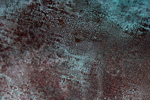 El cobre y el latón obtienen una pátina azul cuando se expone a amoníaco y sal.