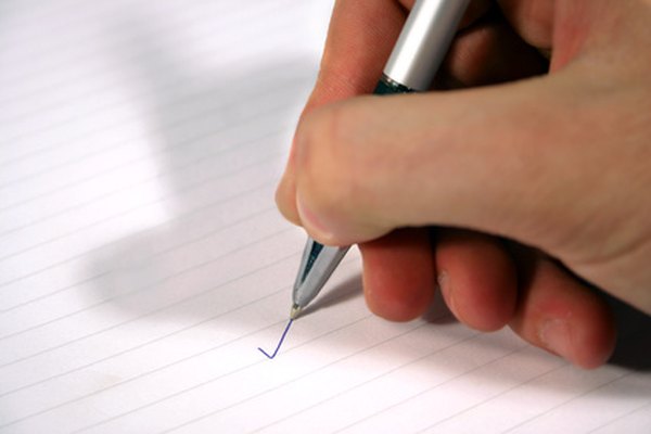 writing hand image by Kovac from Fotolia.com El resumen ejecutivo de tu plan de negocios es uno de los elementos más importantes de la formación de tu propia empresa.