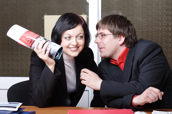 jokes with a colleague image by Andrey Kiselev from Fotolia.com Los rumores en el lugar de trabajo pueden ser perjudiciales para el carácter de una persona, pero no son necesariamente difamación.