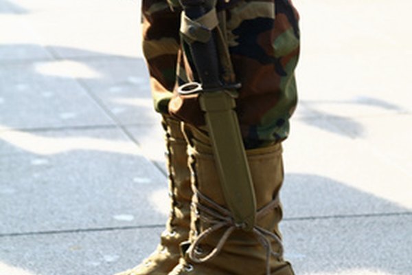 La cordura sintética se utiliza comúnmente para hacer ropa militar y de alto rendimiento.