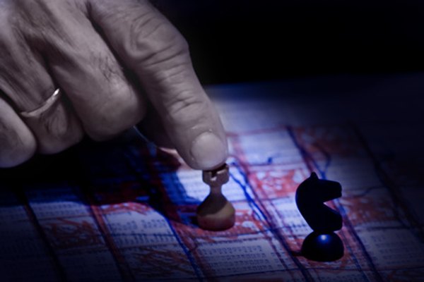 chess & finance image by Foto Factory from Fotolia.com El uso estratégico de los instrumentos financieros, como los préstamos e inversiones, es clave para el éxito de cualquier negocio.