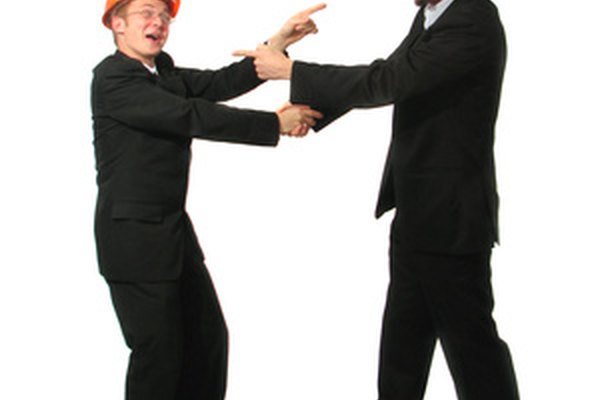 partnership image by Dmitri MIkitenko from Fotolia.com Las alianzas estratégicas y las empresas conjuntas permiten a las compañías beneficiarse entre ellas.