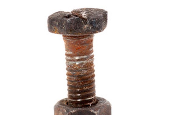 La corrosión puede debilitar la conexión entre el perno y su tuerca.