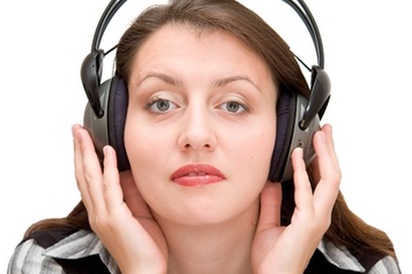 Los auriculares inalámbricos te permiten ver la televisión sin molestar a otras personas en la habitación.