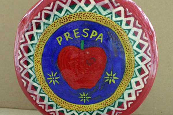 Decora la cerámica de porcelana.