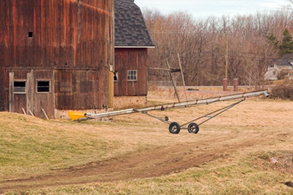 farm image by Richard McGuirk from Fotolia.com Nuevos edificios, equipo, tierra y ganado son algunos gastos que las subvenciones del gobierno pueden pagar en las granjas.