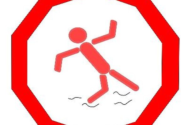 Caution wet floor image by séb_compiegne from Fotolia.com La OSHA multa fuertemente las caídas, ya que son la principal causa de lesiones o muerte en el lugar de trabajo.