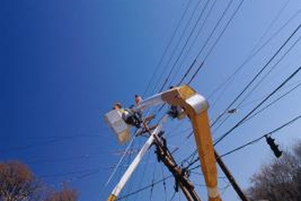 Stockbyte/Stockbyte/Getty Images Los instaladores de líneas exteriores construyen y mantienen las líneas de transmisión y distribución eléctrica.