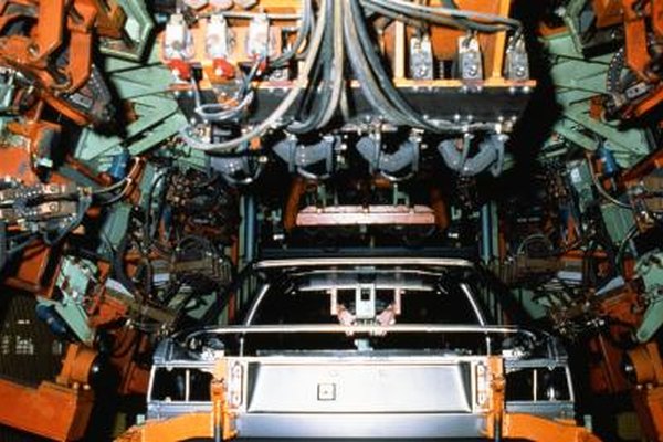 John Foxx/Stockbyte/Getty Images Diferentes tipos de ingenieros trabajan en la industria automotriz, algunos recibiendo salarios de seis cifras.
