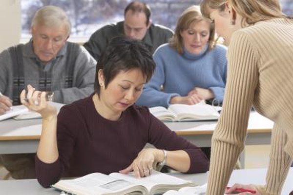 Hemera Technologies/AbleStock.com/Getty Images Durante la sesión de orientación, los empleados tienen la oportunidad de relacionarse con los ejecutivos de la compañía.