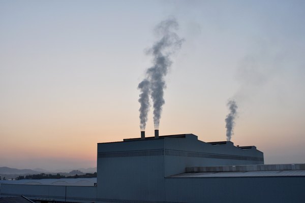 Los desechos de las fábricas y las industrias son una de las mayores contribuciones a los niveles de ácido sulfúrico al medio ambiente.
