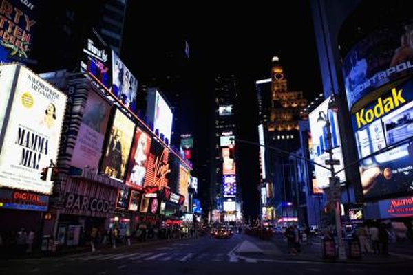 Medioimages/Photodisc/Photodisc/Getty Images Times Square en Nueva York podría ser llamado la central de publicidad, con su gran cantidad de anuncios.