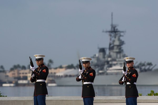 Detalle del fuego del Cuerpo de Marines de EE.UU. y el USS Missouri en Pearl Harbor, Hawai.