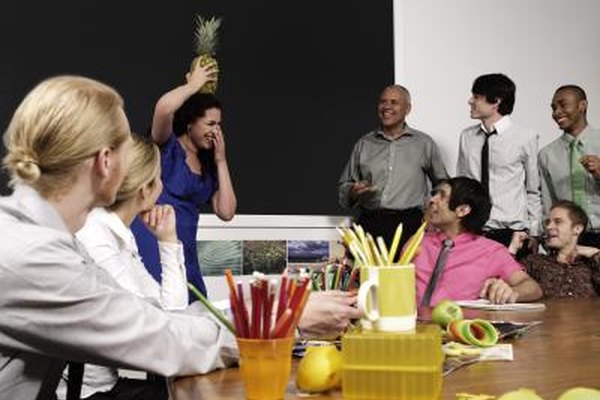 Patrick Ryan/Lifesize/Getty Images Algunas compañías sostienen reuniones informales para promover la asimilación de los empleados en el lugar de trabajo.