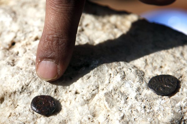 Dos monedas romanas de bronce encontradas en Jerusalén cerca del Muro de los Lamentos.