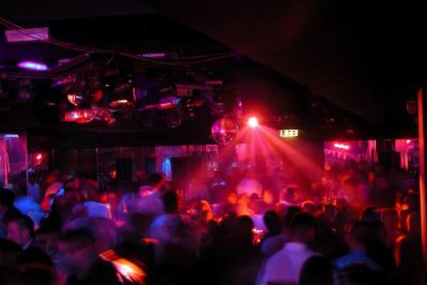 Jupiterimages/Photos.com/Getty Images Con numerosas opciones de clubes nocturnos, la publicidad no es sólo una decisión de negocios inteligente, sino que también aumenta la visibilidad de tu establecimiento