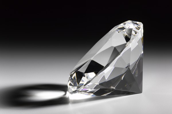 Los diamantes contienen moléculas de carbono.
