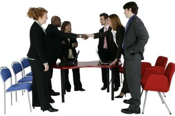 Photos.com/PhotoObjects.net/Getty Images El propietario de un negocio por lo general incurre en costos relacionados con la promoción de su negocio.