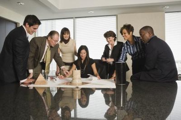 Jupiterimages/Comstock/Getty Images Los líderes de facilitación fomentan la participación y empoderan a sus miembros del personal para lograr más.