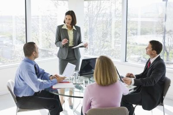 Jupiterimages/Creatas/Getty Images La estrategia corporativa general tiene un enfoque más amplio para las industrias incluyendo a los mercados y a los competidores.