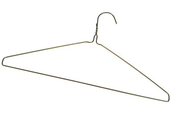 Esta sencilla percha de alambre sirve para más cosas que para colgar la ropa.