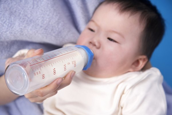 Mother bottle-feeding baby (6-9 months)