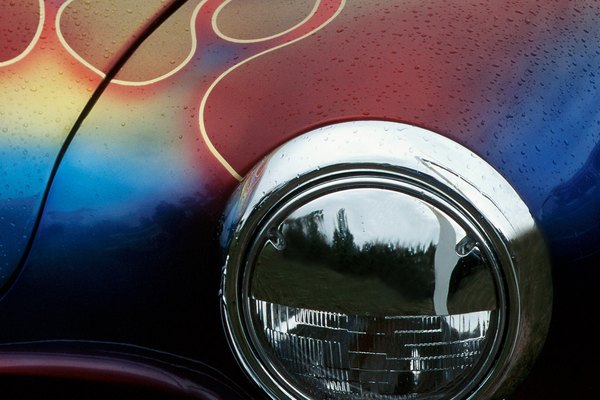 Las llamas se asocian con el calor y la velocidad, y por lo tanto, los automóviles y los deportes.
