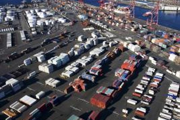 Thinkstock/Comstock/Getty Images Para integrar hacia adelante, las empresas necesitan un importante capital para invertir en instalaciones y mano de obra.