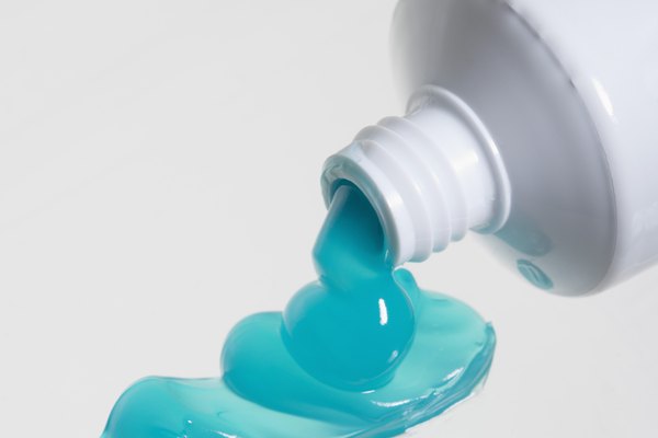 La pasta de dientes con bicarbonato de sodio y peróxido puede ofrecer resultados aún más rápidos.