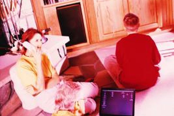 Thinkstock Images/Comstock/Getty Images Algunos televisores nuevos soportan las transferencias de archivos y el envío de datos desde PC conectadas.