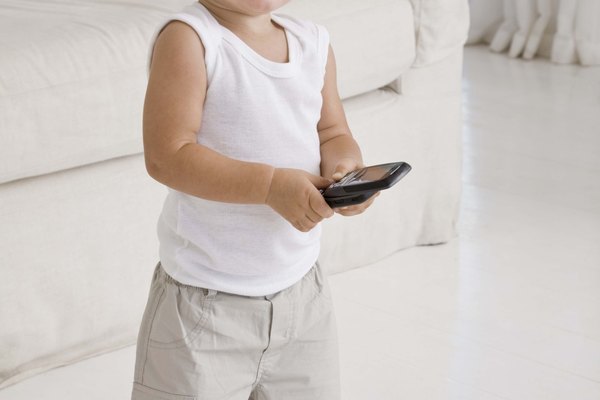 Ayuda a tu infante a crear su propio teléfono para que éste pueda jugar y aprender en el proceso.