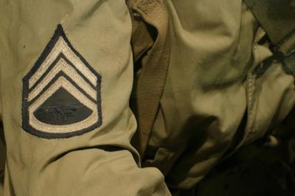 Jupiterimages/Photos.com/Getty Images La insignia del sargento segundo de la Armada de EE. UU. difiere de la de la Fuerza Aérea y de la de los Marines.